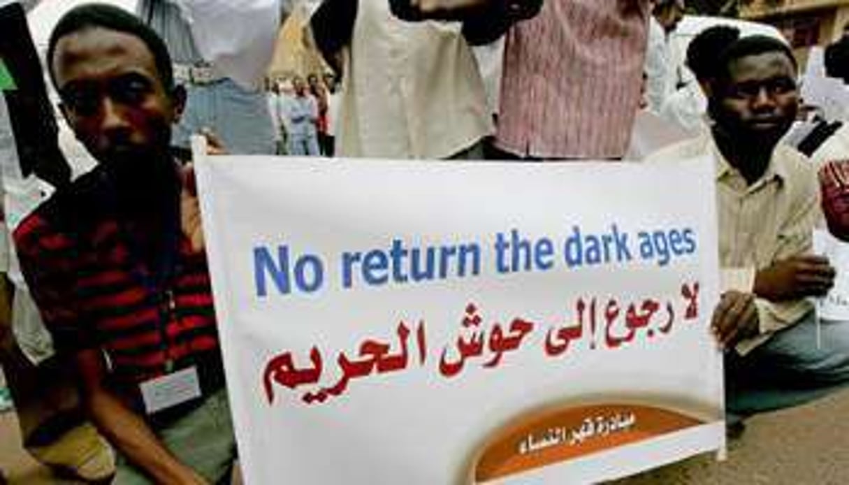 Manifestation de soutien à une journaliste condamnée à 40 coups de fouet au Soudan en 2009. © AFP