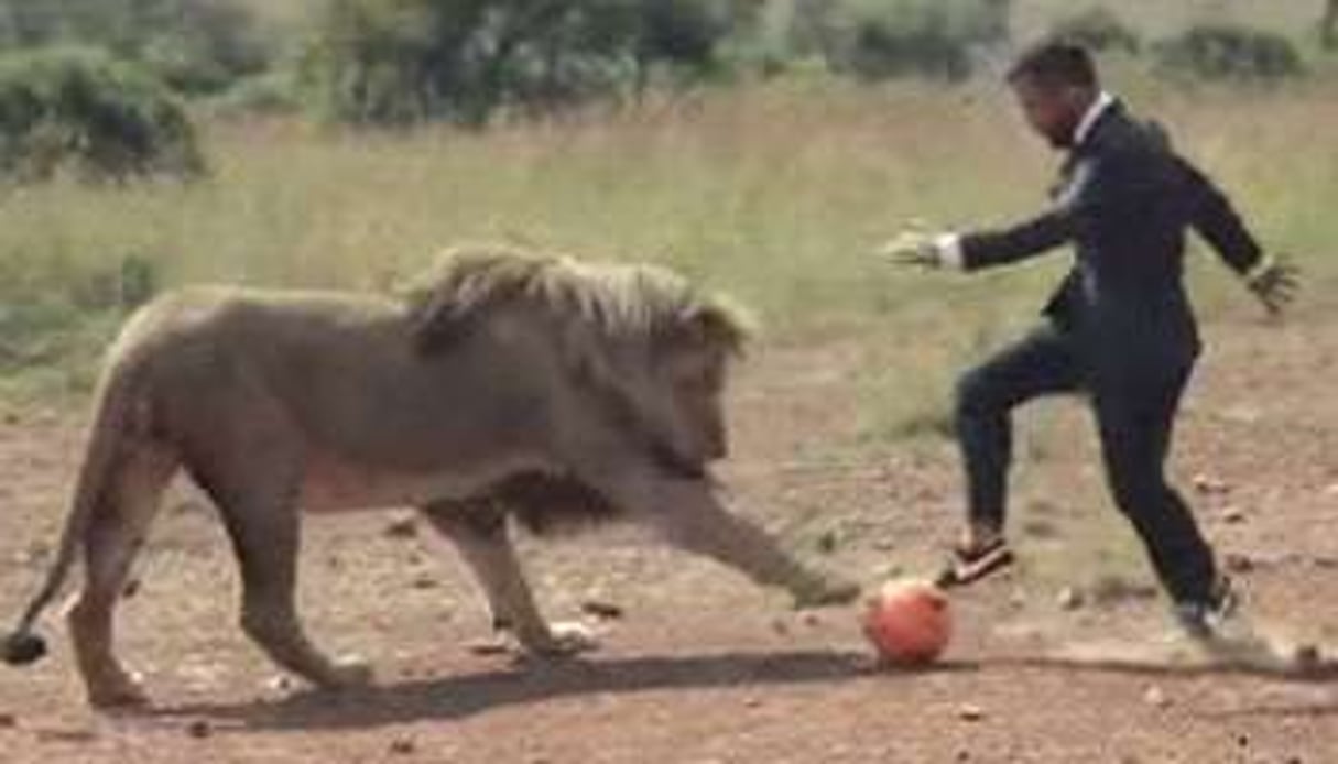 Kevin Richarson, jouant au football avec un lion. © Capture d’écran/DR