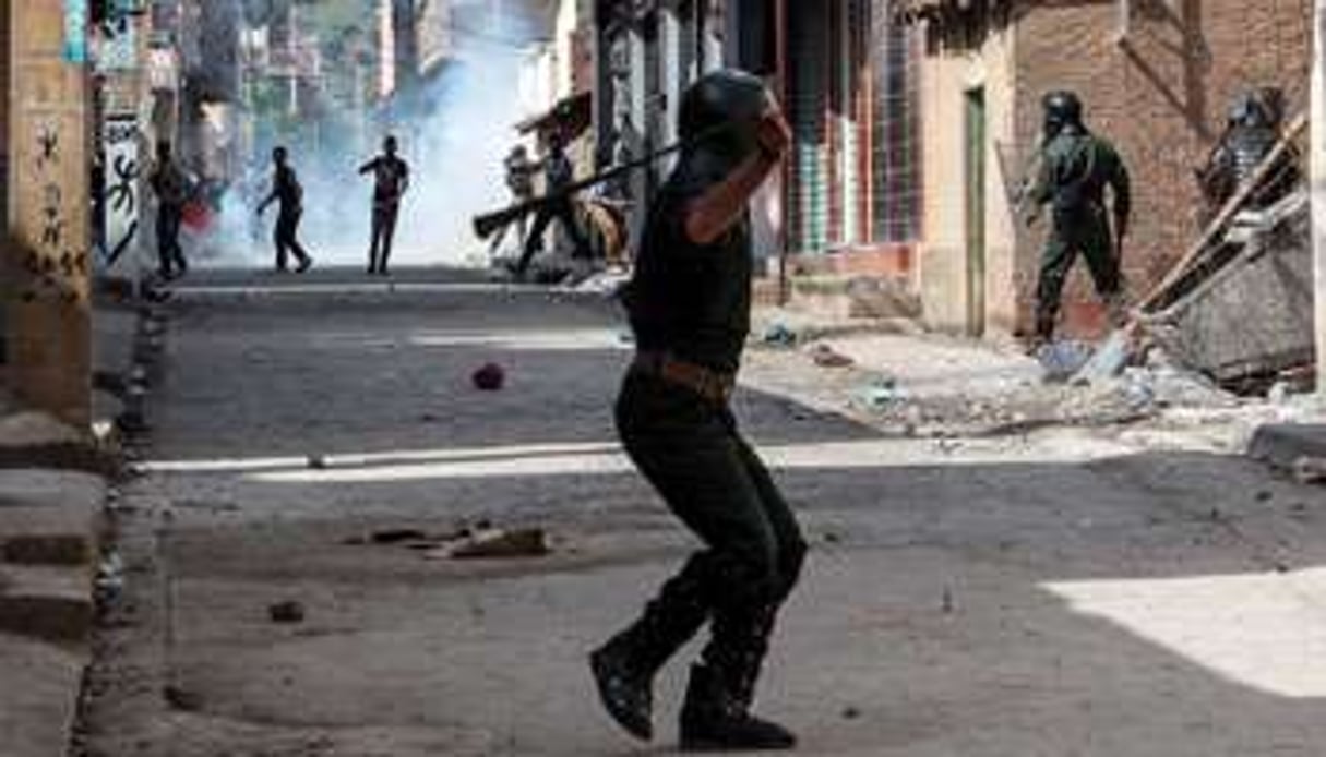 Affrontements entre force de l’ordre et manifestant en Kabylie, le 17 avril. © Amine Labouad / NurPhoto / AFP