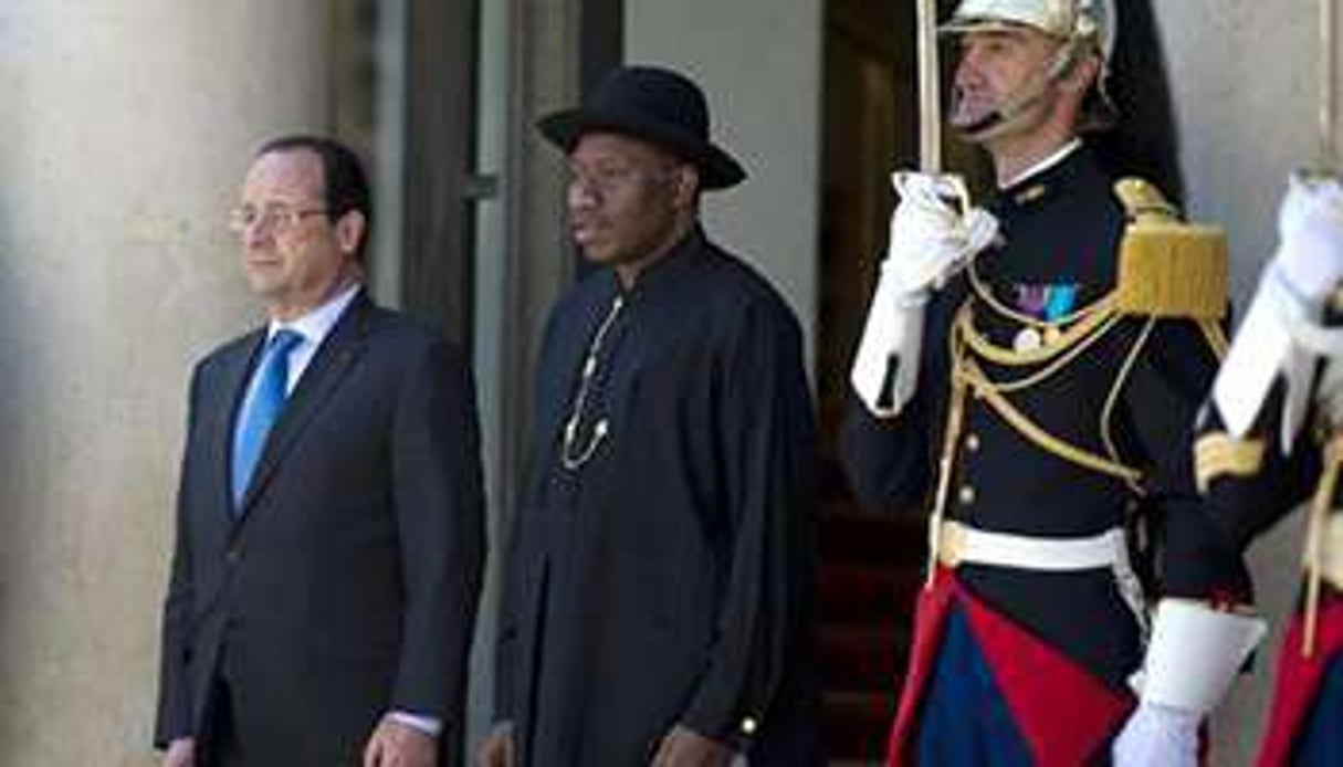 François Hollande et Goodluck Jonathan, le 17 mai 2014. © AFP