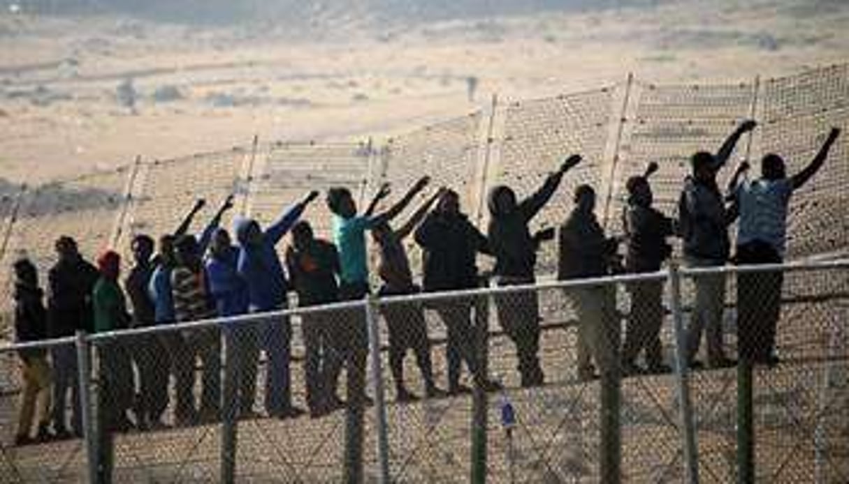 Des immigrants d’origine subsaharienne à la frontière entre Maroc et Melilla, le 1er mai 2014. © AFP