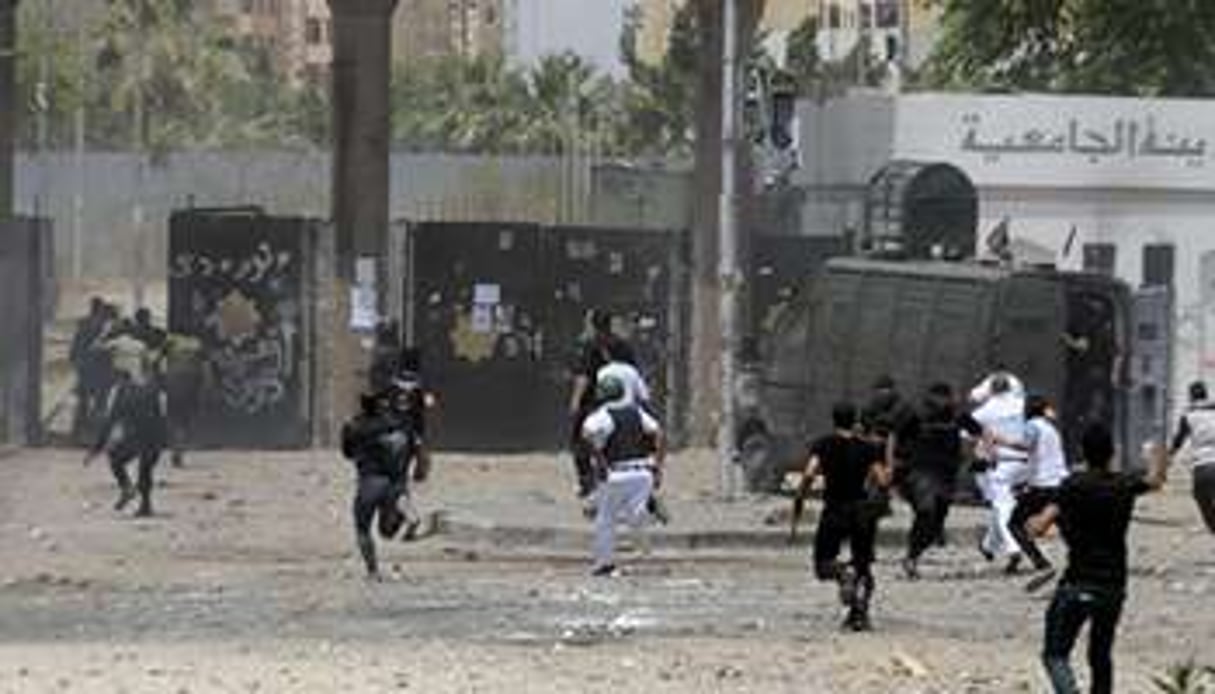 Des affrontements entre la police et des étudiants de l’université du Caire, le 16 mai 2014. © AFP