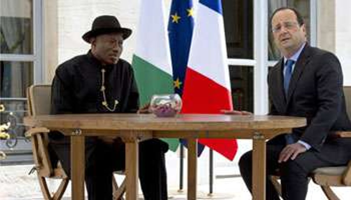 François Hollande (dr.) et le président du Nigeria, Goodluck Jonathan. © AFP