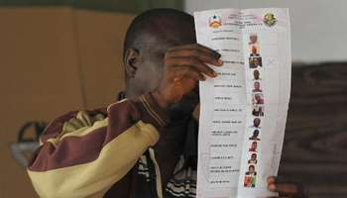 Un bulletin de vote dans un bureau de vote de Bissau. © AFP