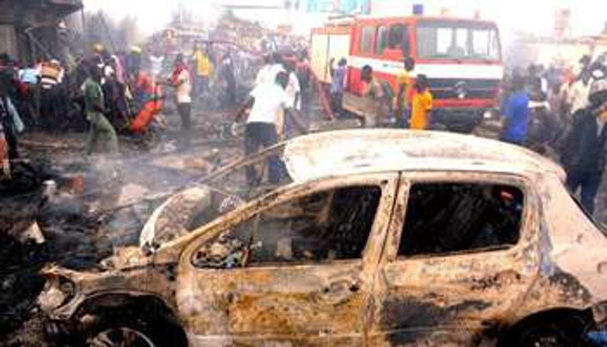 Attentat à la voiture piégée le 20 mai 2014 sur un marché de Jos. © AFP