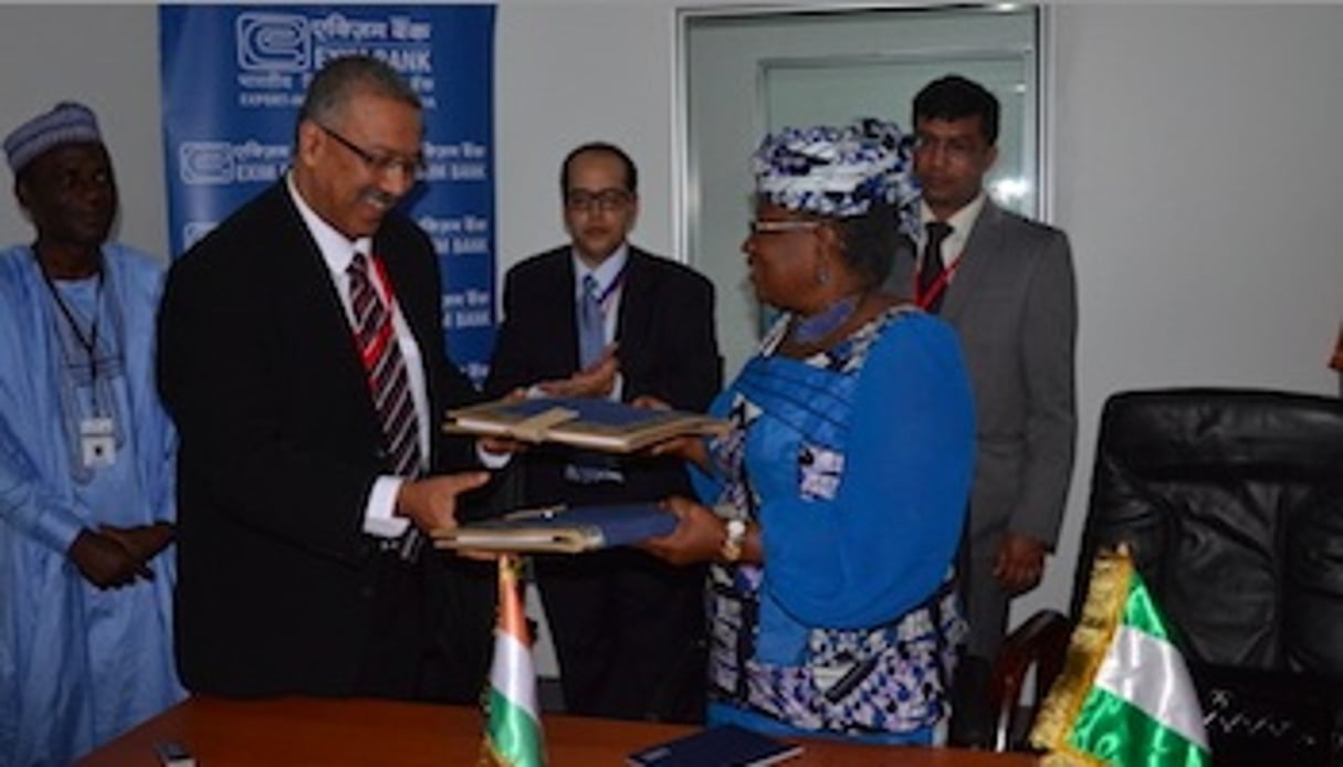 Signature de l’accord entre Yaduvendra Mathur, PDG d’Exim Bank of India (à g.) et Ngozi Okonjo-Iweala, ministre de l’Économie et des Finances (à dr.). © Exim Bank India