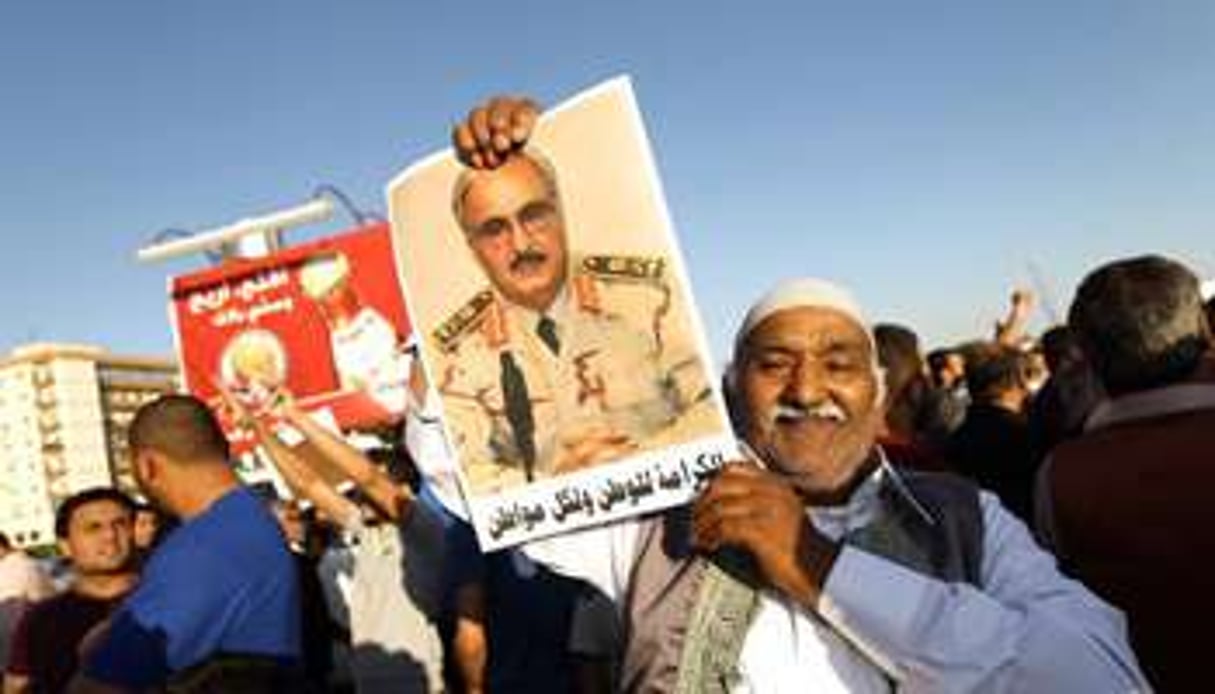 Un manifestant brandit un portrait du général dissident Khalifa Haftar le 23 mai à Benghazi. © AFP