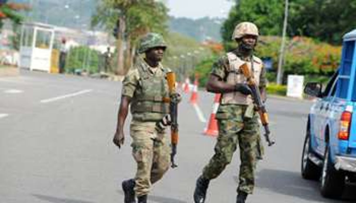 Des soldats nigérians patrouillent à Abuja le 6 mai 2014. © AFP