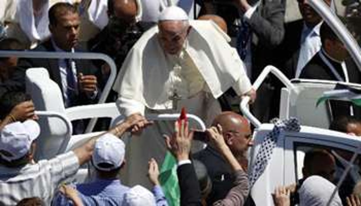 Le pape François au milieu de la foule à Bethléem dans les Territoires palestiniens, le 25 mai. © AFP