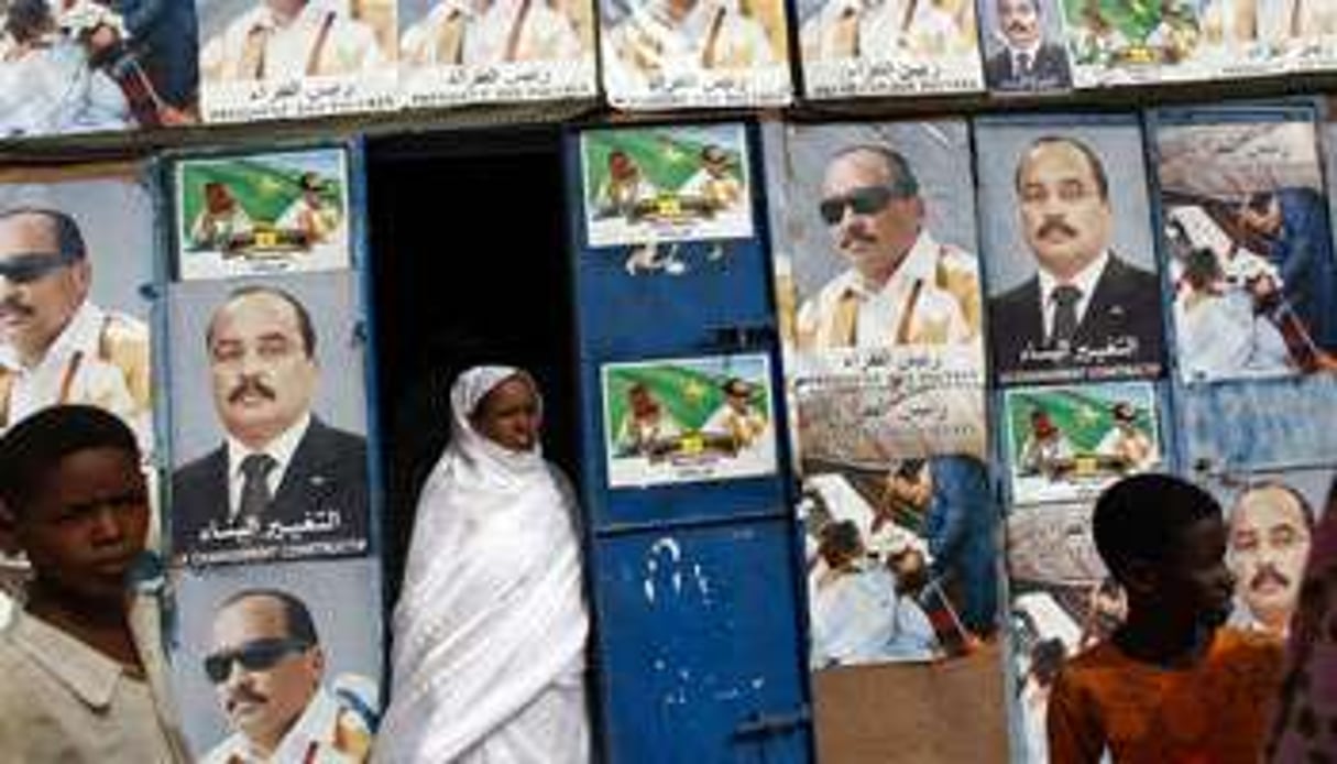 Affiches électorales sur les murs d’un commerce, à Boutilimit, à 150 km au sud de Nouakchott. © Rebecca Blackwell/AP/Sipa