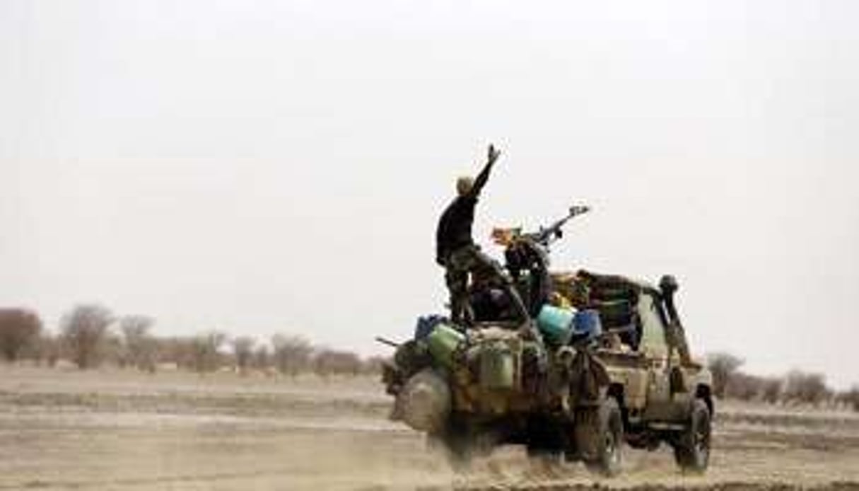 Une patrouille malienne entre Kidal et Gao. © AFP