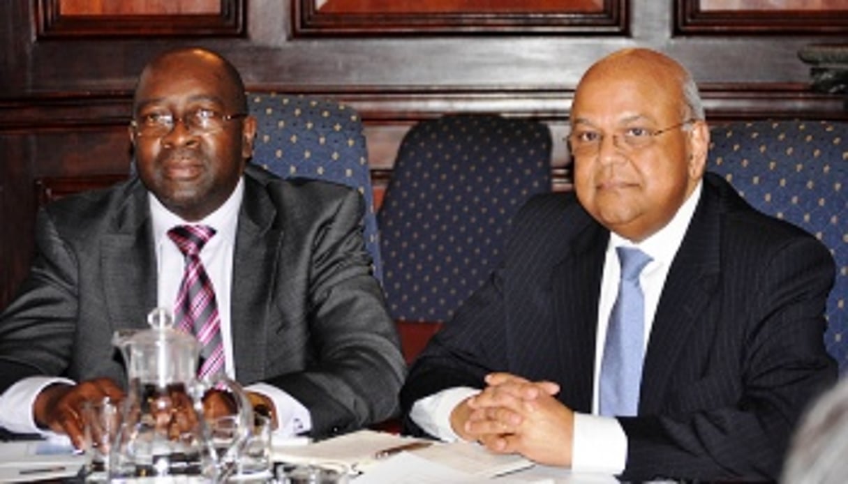 Nhlanhla Nene (à g.) et Pravin Gordhan, son prédécesseur au ministère des Finances sud-africain. © Government ZA/Flickr