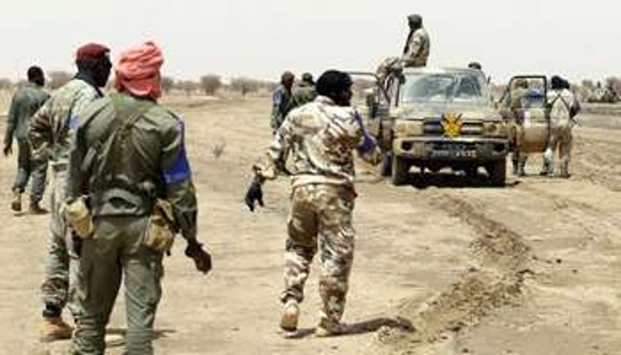 Soldats maliens en patrouille entre Gao et Kidal en juillet 2013. © Kenzo Tribouillard/AFP