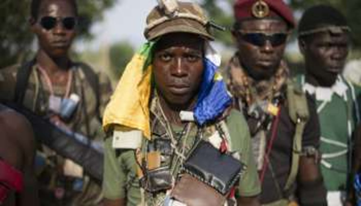 Miliciens anti-balaka parés de grigris. © AFP