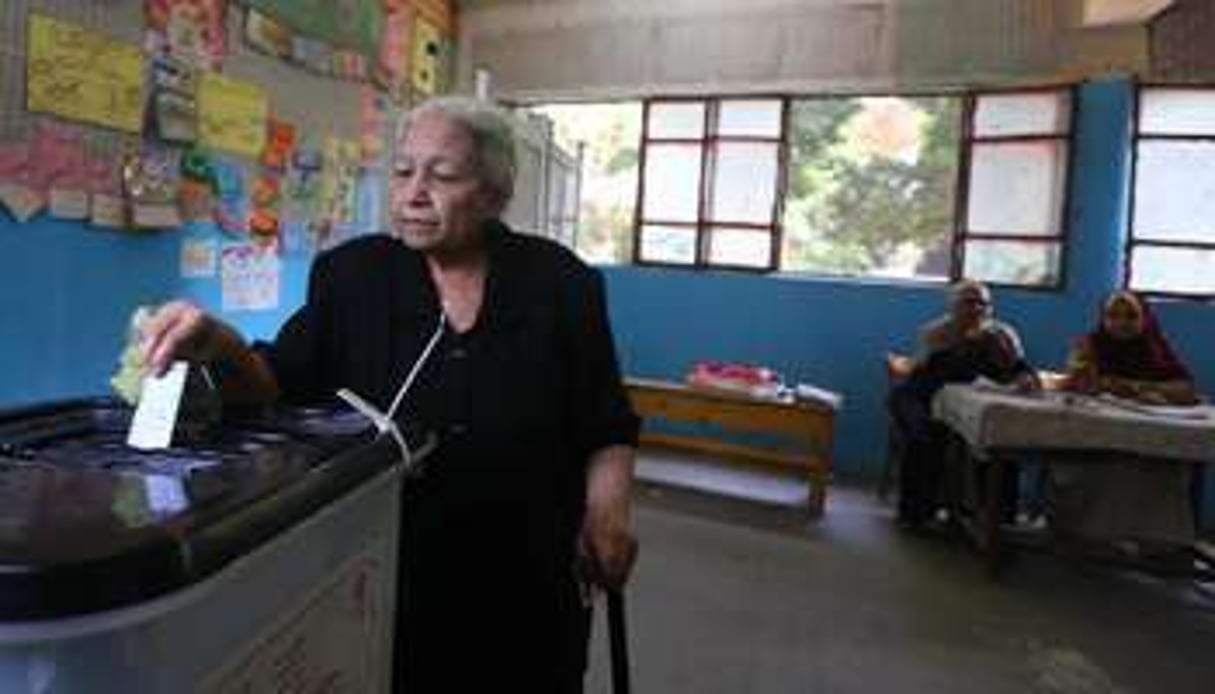 Une Égyptienne vote le 27 mai 2014 au Caire. © AFP