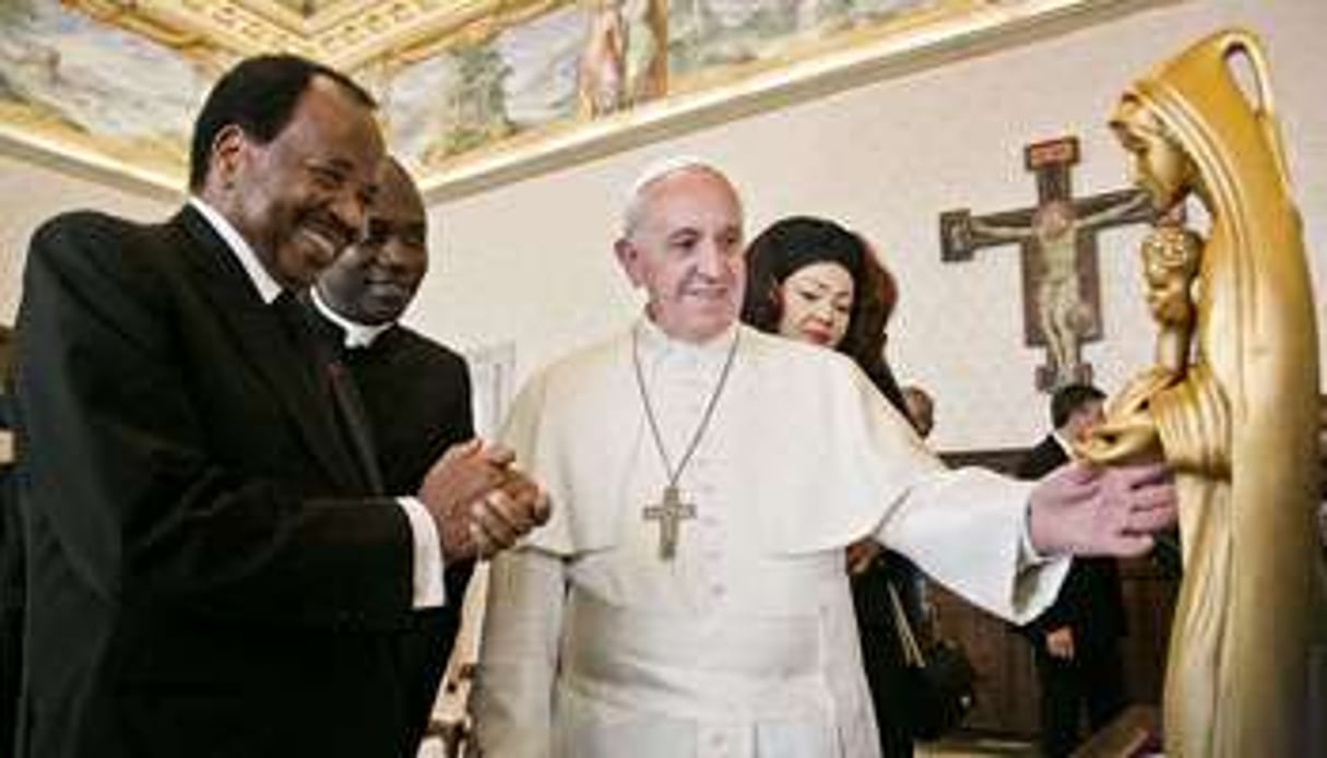 Paul Biya rencontre le pape François en octobre 2013. © Rex/Sipa