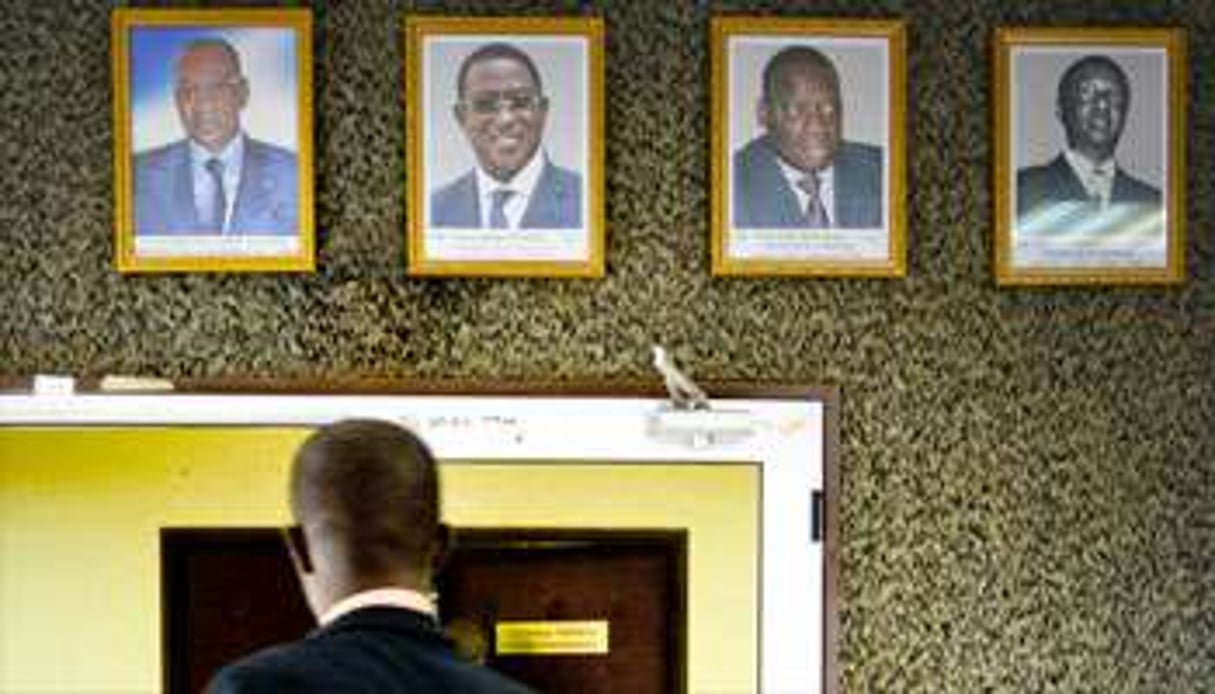 Dans le hall du siège de l’UEMOA à Ougadougou, face aux portraits des présidents qui se sont succédé à la tête de la Commission. © Ahmed Ouoba pour J.A.