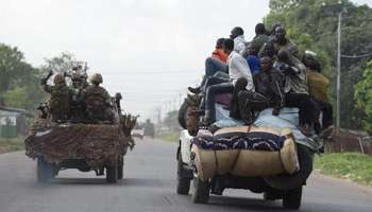 Rebelles de l’ex-Séléka à côté d’un convoi de la Misca, le 4 avril à Bangui. © AFP