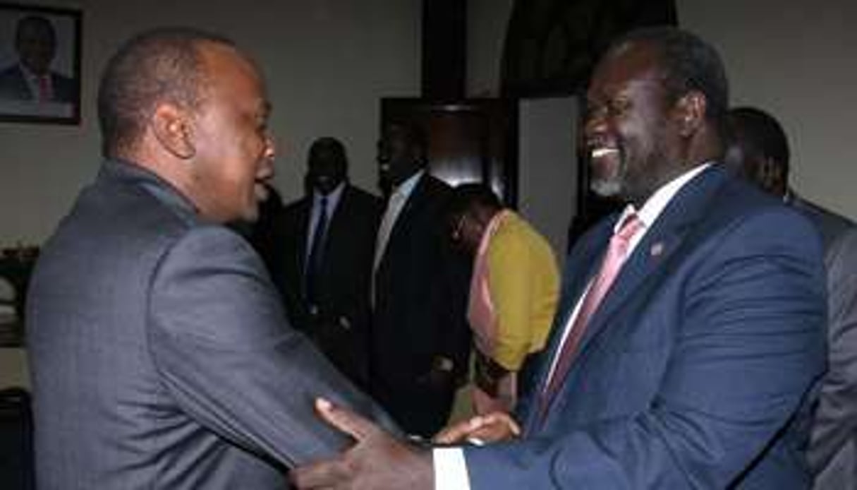 Uhuru Kenyatta et Riek Machar (droite), à Nairobi, le 28 mai 2014. © AFP