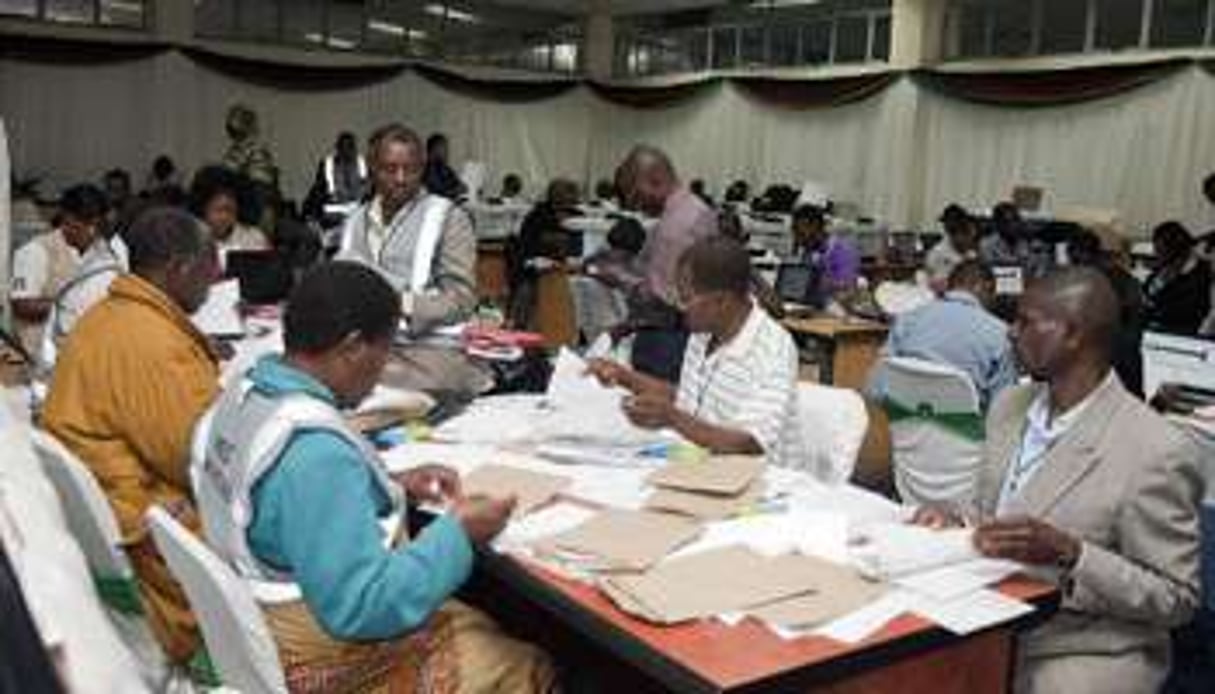 Recompte des bulletins de vote à Blantyre, le 24 mai 2014. © AFP