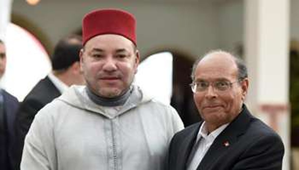 Le roi du Maroc Mohamed VI (g) et le président tunisien Moncef Marzouki le 30 mai 2014 à Tunis. © AFP