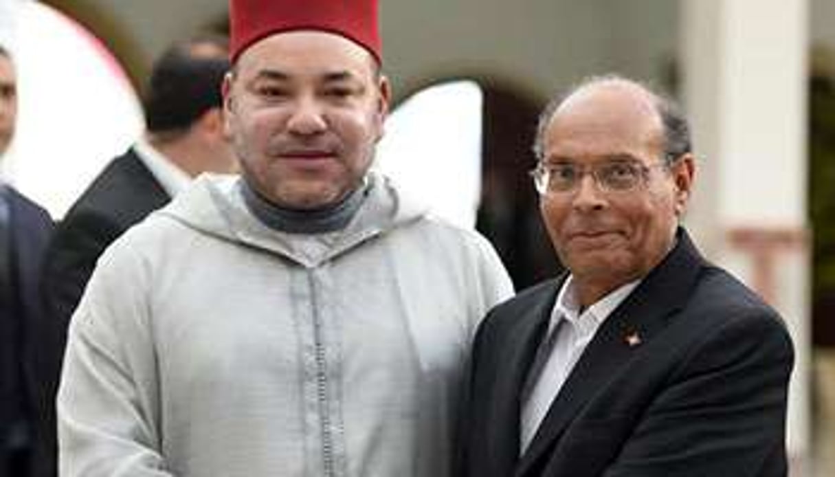 Le roi du Maroc Mohammed VI (à g.) et le président tunisien, Moncef Marzouki. © AFP