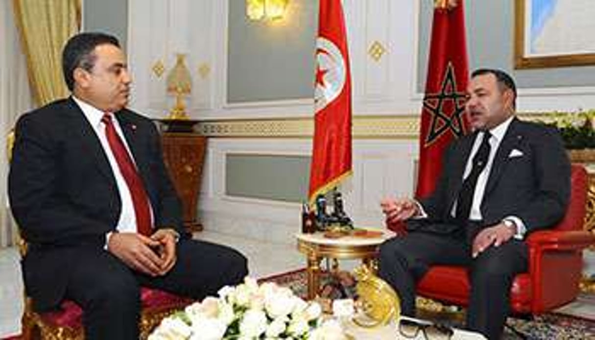 Mohammed VI (à dr.) et le Premier ministre tunisien Mehdi Jooma à Tunis, le 31 mai. © Reuters