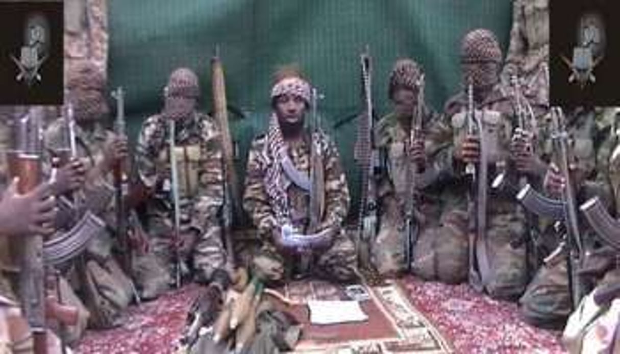 Des membres de Boko Haram avec au centre Aboubakar Shekau, le chef présumé du groupe. © AFP