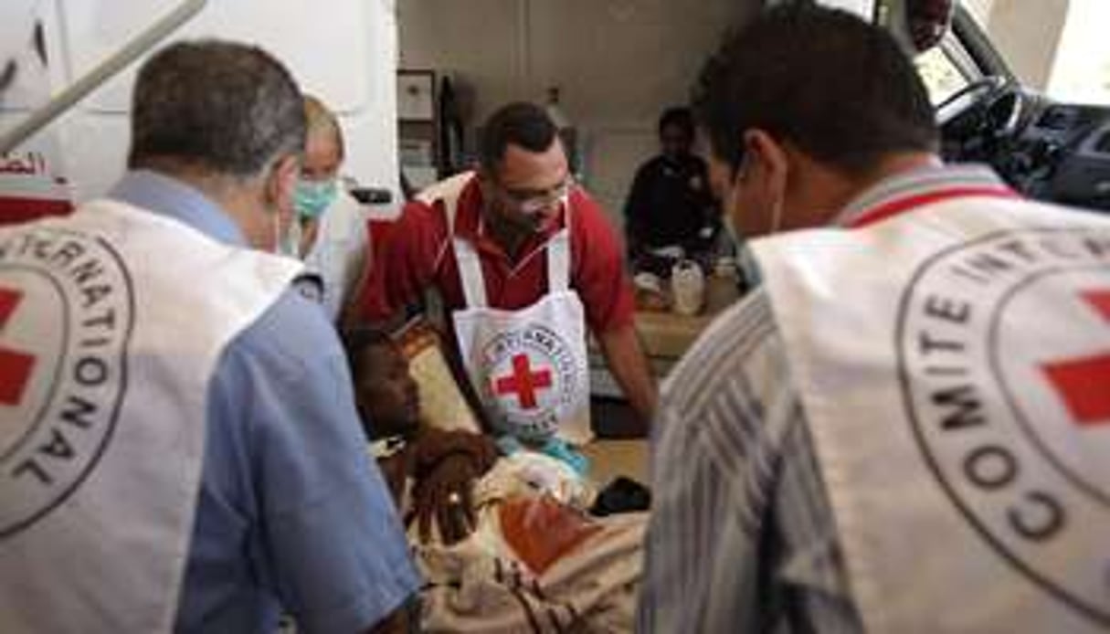 Une équipe du CICR dans les faubourgs de Tripoli. © AFP