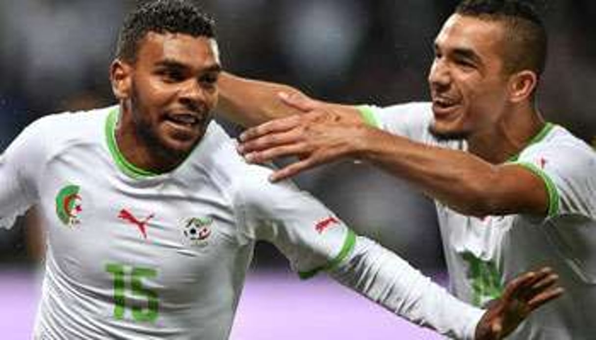 Les deux buteurs algériens du match contre la Roumanie Hilal Soudani (g) et Nabil Bentaleb Lire l’ © AFP