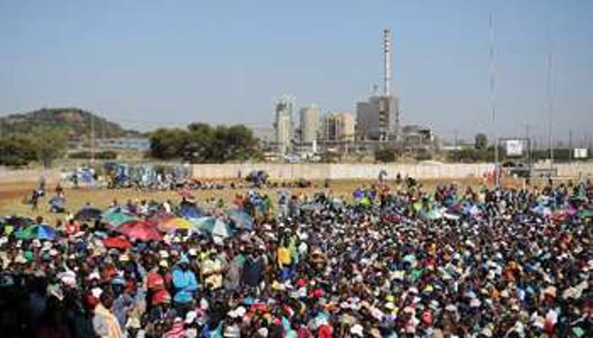 Des mineurs en grève à Marikana, en Afrique du Sud, le 14 mai 2014. © AFP