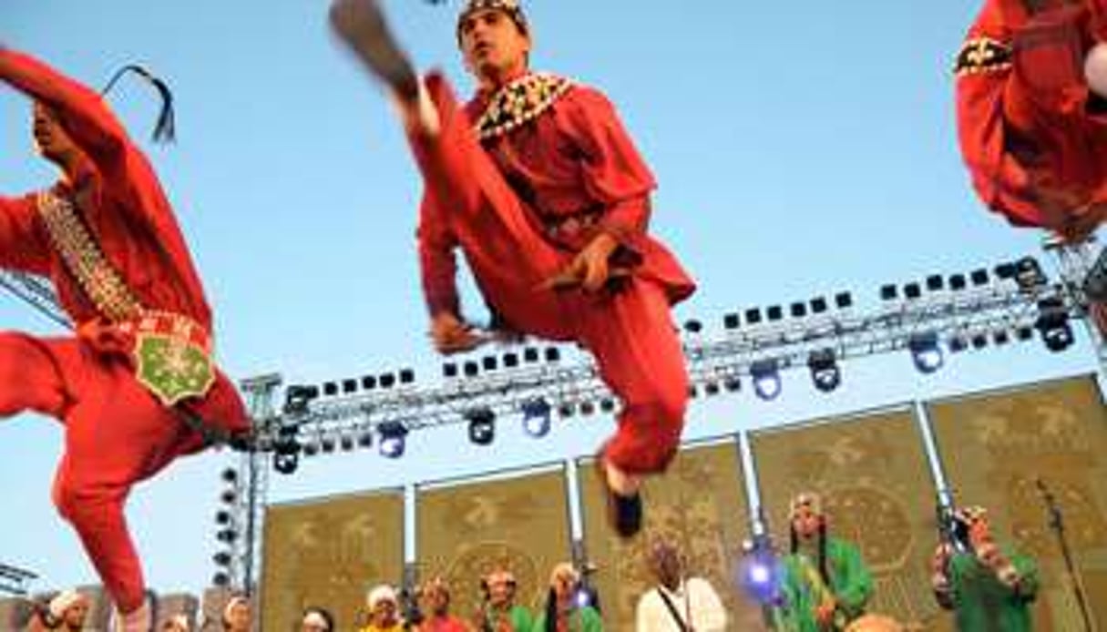 Afoxé Loni, groupe brésilien, et le Marocain Mahmoud Guinea lors du 12e festival Gnaoua. © FADEL/AFP