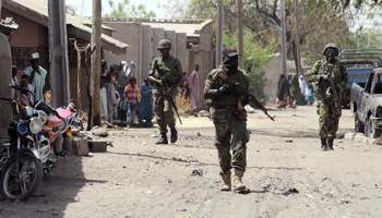Des troupes nigérianes circulent dans le village de Baga le 31 mars 2014. © AFP