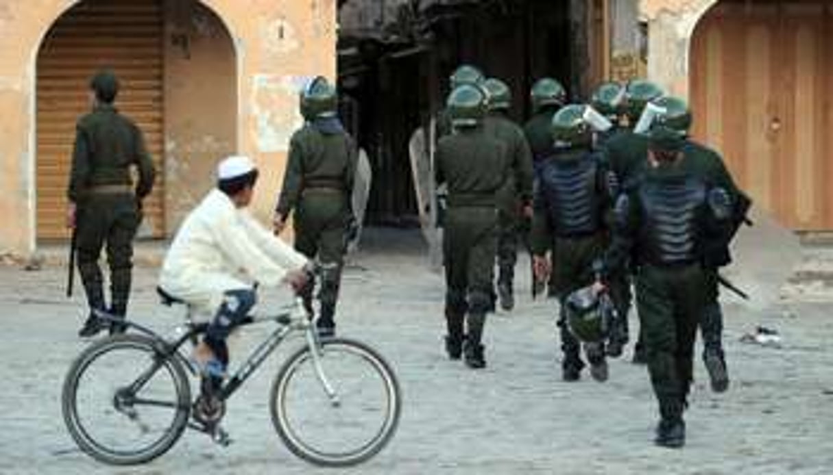 Des policiers algériens à Ghardaïa, le 16 mars 2014. © AFP