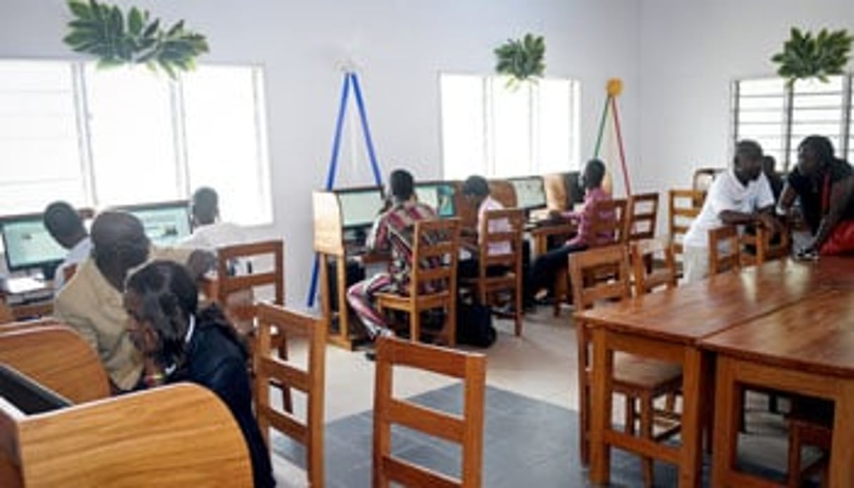 Au cybercafé La Psicine, quartier du Cinquentenaire à Porto-Novo, Bénin. © Valentin Salako/JA