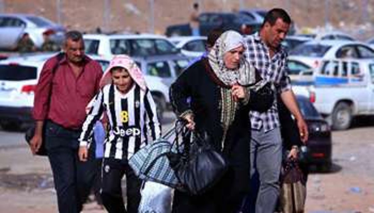 Des familles irakiennes fuyant les violences arrivent le 11 juin 2014 à Aski Kalak. © AFP