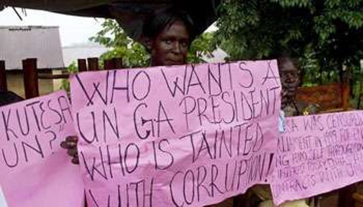 Des activistes ougandais manifestent devant l’ambassade américaine à Kampala. © AFP