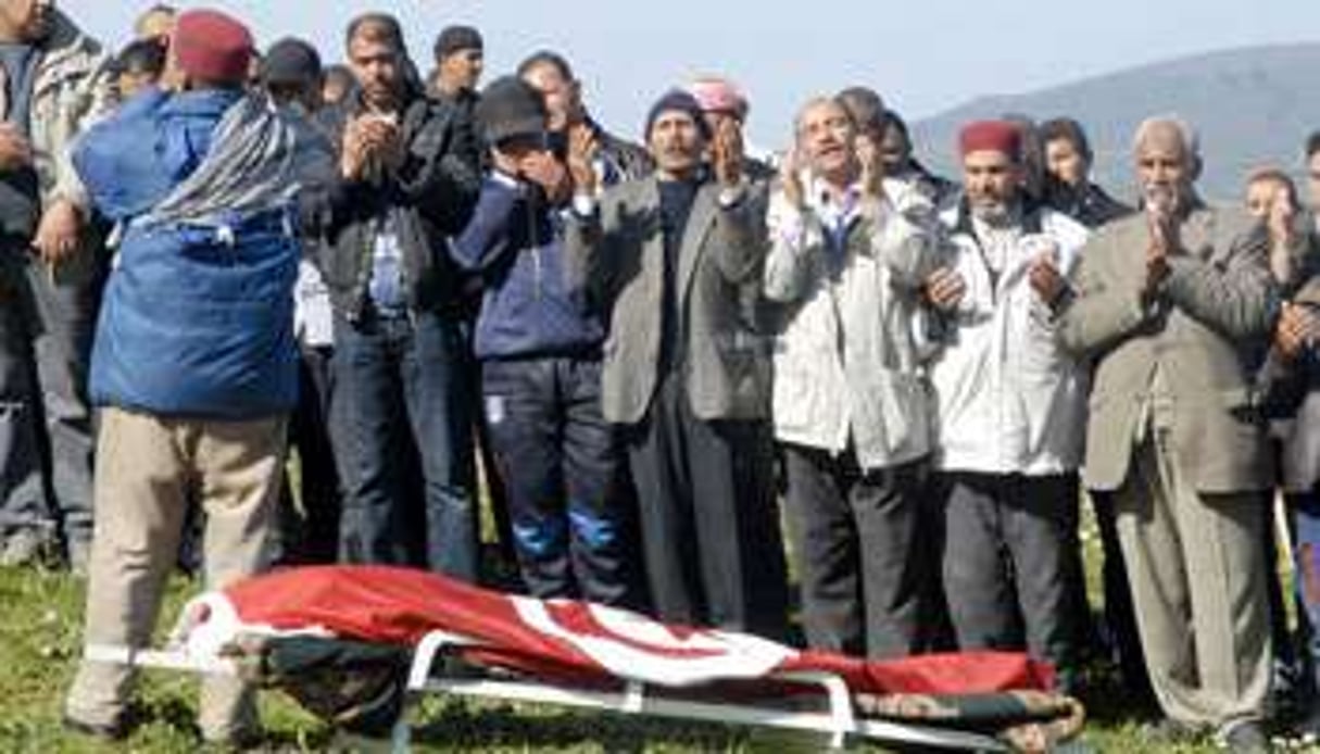 Obsèques d’un policier tué par des extrémistes à Jendouba le 17 février. © Salah Habib/AFP