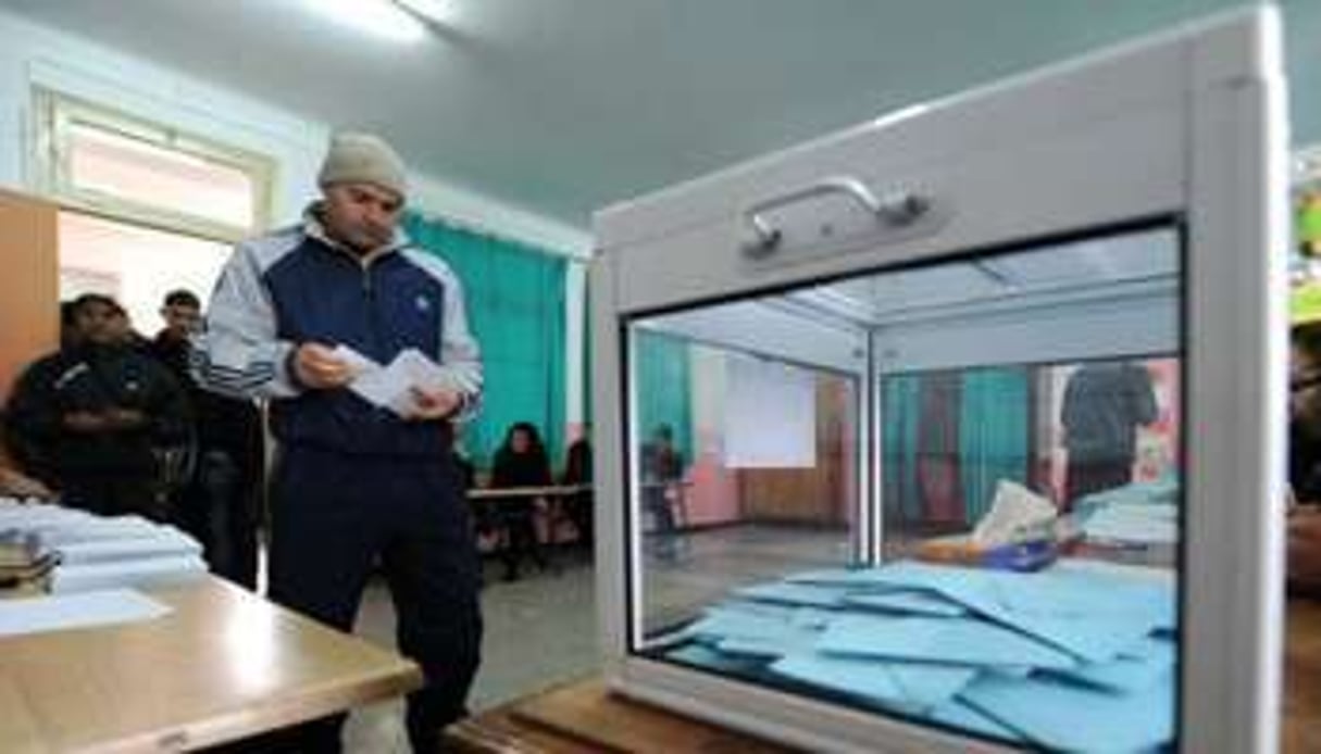 Dans un bureau de vote algérien, en novembre 2012. © AFP