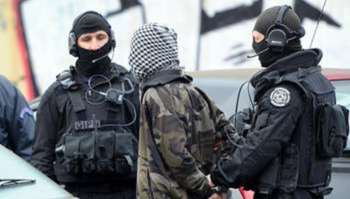 La police française arrêtant un islamiste radical présumé le 4 avril à Roubaix. © AFP
