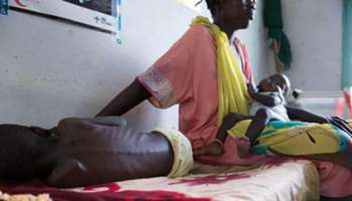 Un mère auprès de son fils qui souffre de malnutrition, le 30 mai 2014 au Soudan du Sud. © AFP