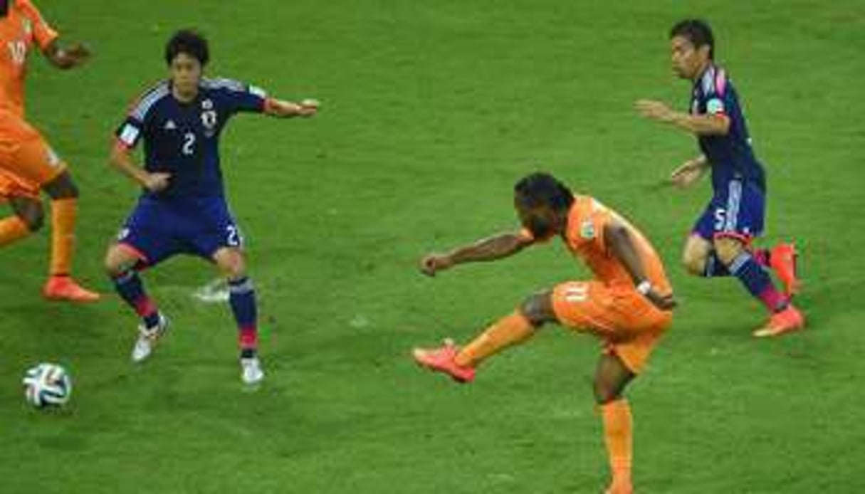 Didier Drogba (d) lors du Mondial contre le Japon à Recife, le 14 juin 2014. © AFP