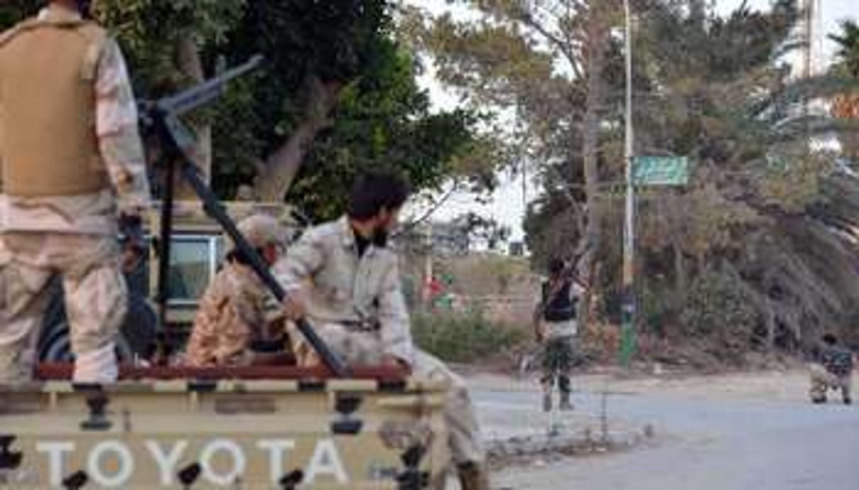 Des hommes appartenant aux forces du général dissident Khalifa Haftar le 2 juin à Benghazi. © AFP