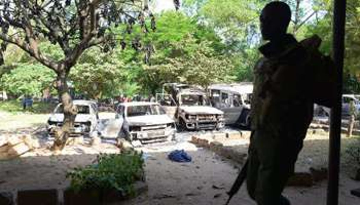 La police surveille les lieux de l’attentat du 16 juin 2014 sur la côte du Kenya. © AFP