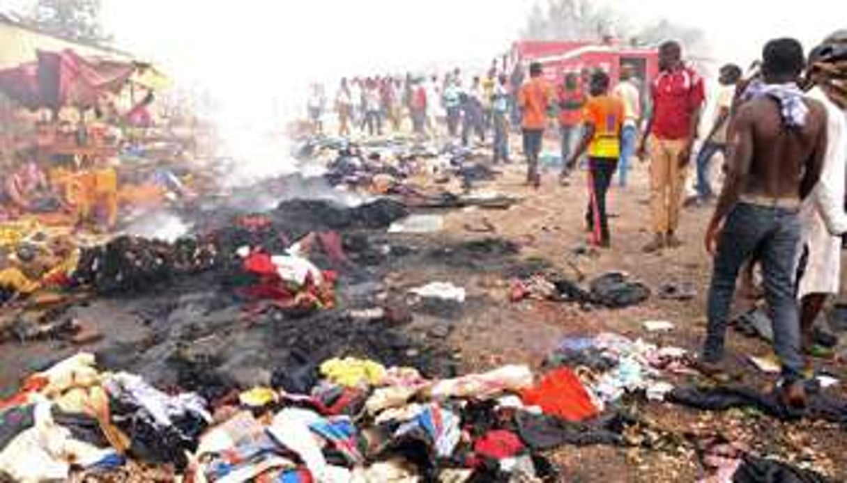 Après l’explosion d’une bombe dans le centre de Jos le 20 mai 2014. © AFP