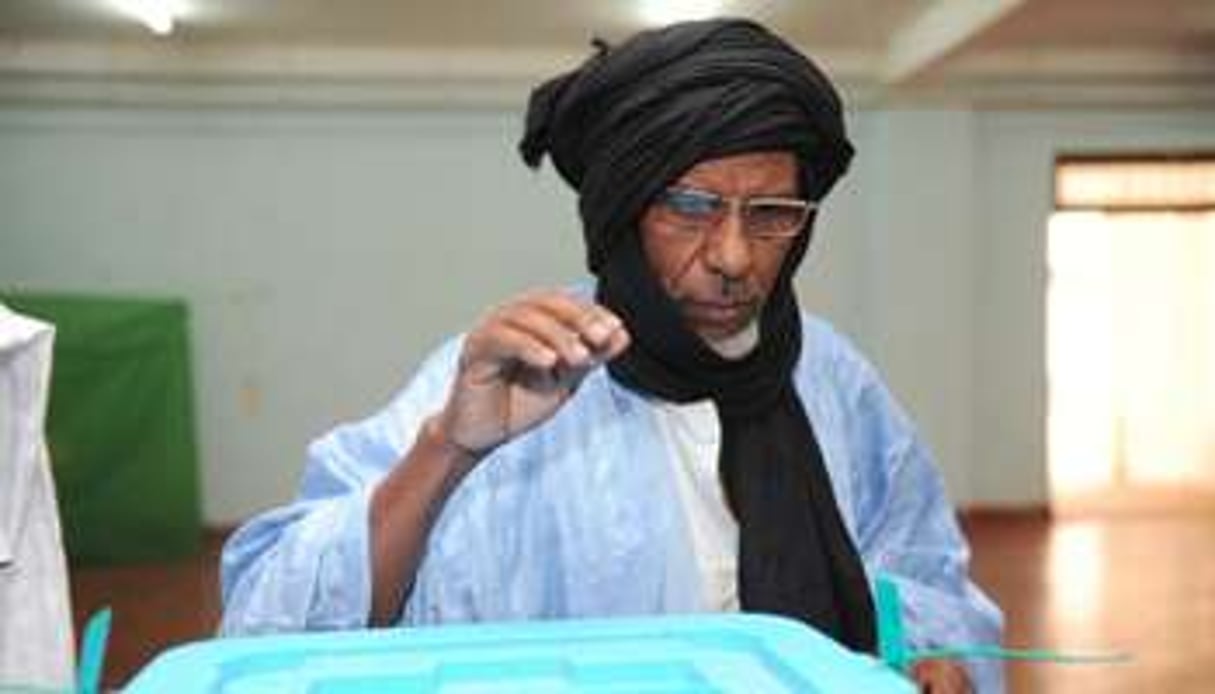 Un électeur dépose son bulletin dans l’urne d’un bureau de vote à Nouakchott, le 21 juin. © AFP