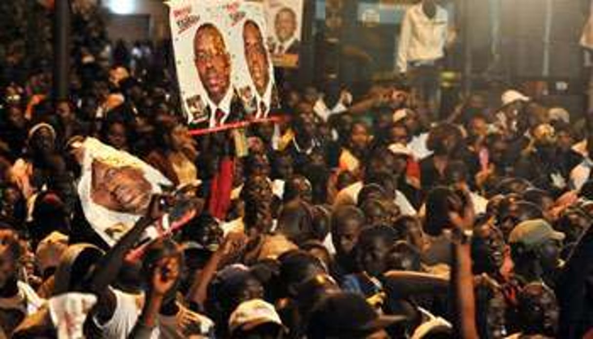 Les supporteurs de Macky Sall célèbrent sa victoire, le 25 mars 2012. © ISSOUF SANOGO / AFP