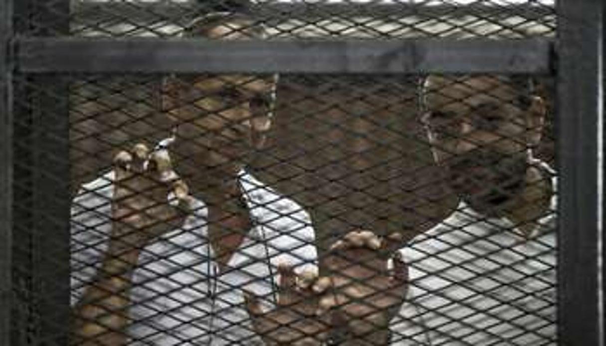 Les journalistes Peter Greste et Baher Mohamed dans leur prison du Caire, en mars 2014. © AFP