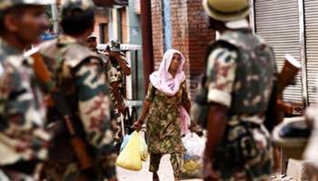 Militaires en patrouille dans les rues de Muzaffarnagar, après les émeutes de septembre 2013. © Rajesh Kumar Singh/AP/SIPA