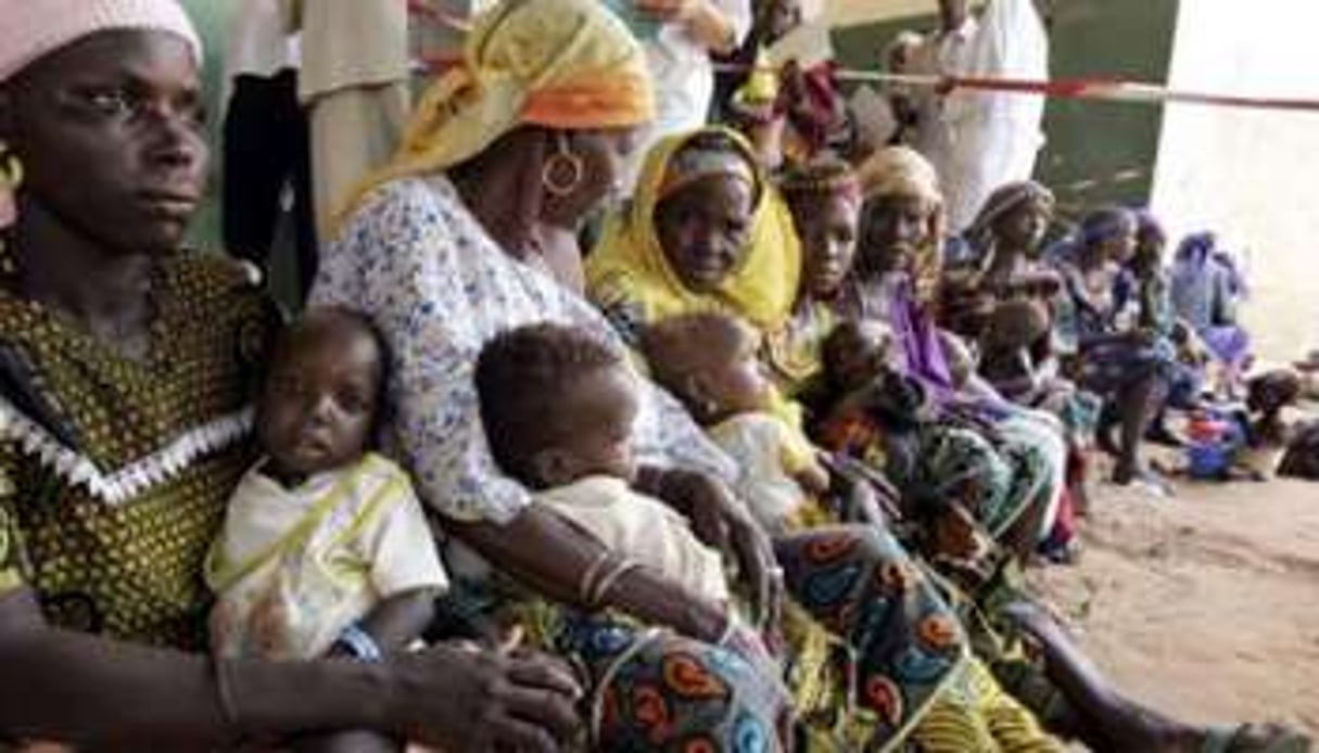 Mères nigériennes avec leurs enfants dans un centre de Médecin sans Frontières, à Dogo. © AFP – Issouf Sanogo